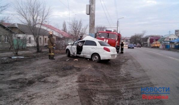 Отечественное авто протаранило столб на Острогожской.