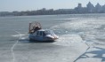 Спасатели разбивают лёд около берега на водохранилище.