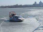 Спасатели разбивают лёд около берега на водохранилище.