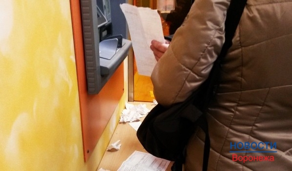Парень собирал чеки клиентов, чтобы войти в банкинг.