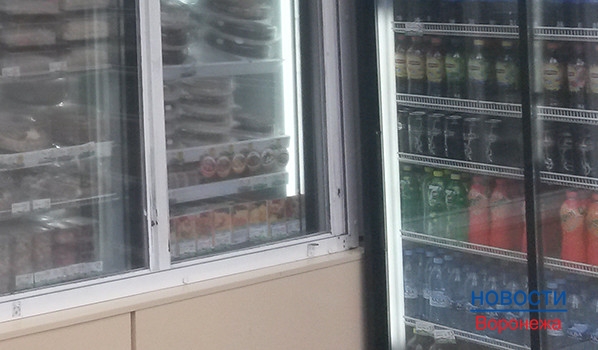 Воронежец разбил стекло в холодильнике около киоска общепита.