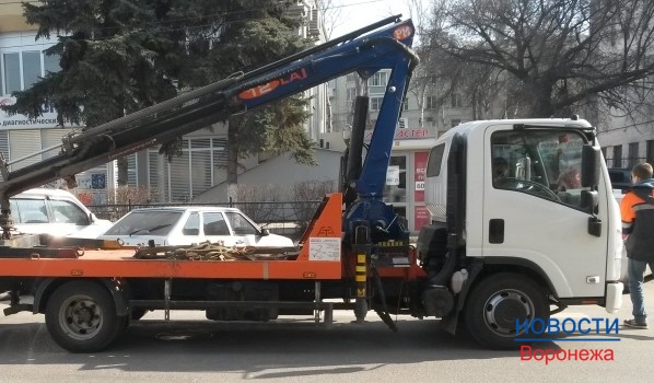 Воронежец пытался увезти чужой автомобиль с помощью эвакуатора.