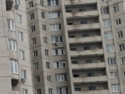 Женщина упала с высоты.