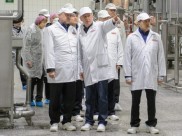 Полпреду показывают производство.