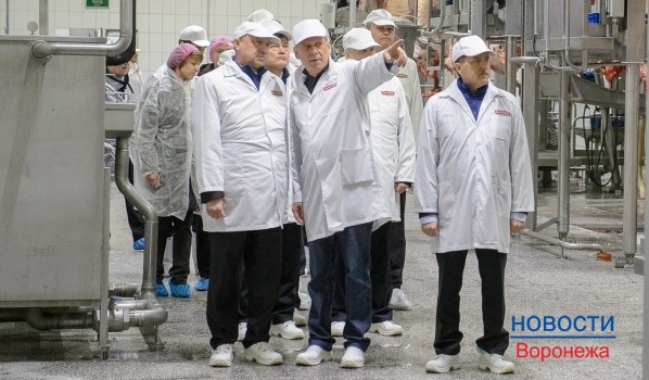 Полпреду показывают производство.
