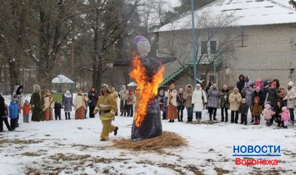 Традиционное сожжение чучела Масленицы.