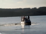 Аэроглиссер спасателей постоянно проваливался под воду.