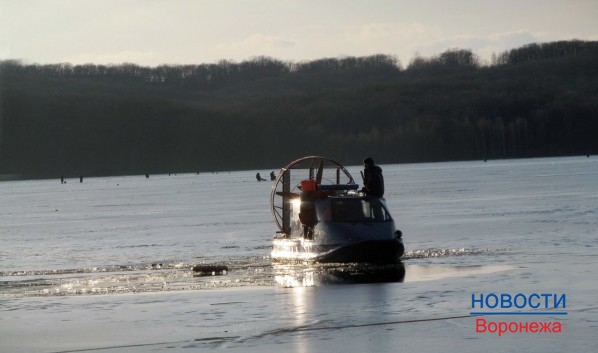Аэроглиссер спасателей постоянно проваливался под воду.