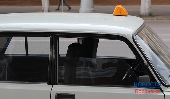 В Воронеже таксист увез женскую сумочку.
