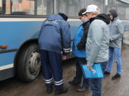 Активисты оценили состояние транспорта на конечной остановке.