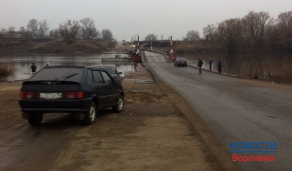 Понтонный мост на выезде из Воронежа.