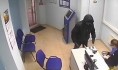 В Воронеже мужчина дважды грабил офис быстрых займов.