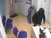 В Воронеже мужчина дважды грабил офис быстрых займов.