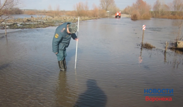 Спасатели замеряют уровень воды в реках.