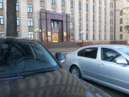 Подозрительную коробку нашли около здания облправительства.