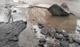 На дорогах огромные ямы.