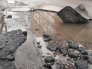 На дорогах огромные ямы.