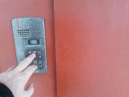 В Госжилинспекции разъяснили, кто должен обслуживать домофоны.