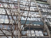 Пенсионерка выпала из окна на пятом этаже.