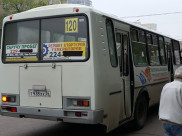 На маршрутном автобусе рекламируют скручивание пробега.