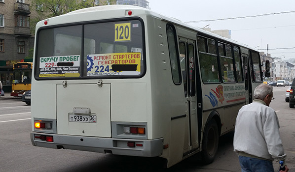 На маршрутном автобусе рекламируют скручивание пробега.