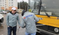 Активисты ОНФ проверяют покрышки автобусов.