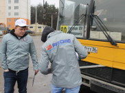 Активисты ОНФ проверяют покрышки автобусов.