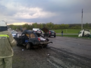 Двое людей погибли в легковушке.