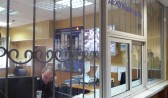 Прижавшего руку полицейского воронежца доставили в отдел полиции.