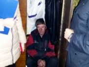 Должник прятался в шкафу.