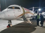 Пассажиров уже привезли к самолету, но не пустили внутрь.