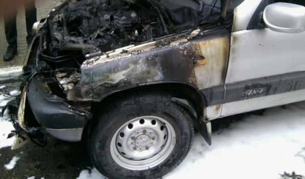 У авто сгорел моторный отсек.