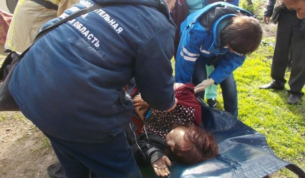 Воронежские спасатели сделали подкоп, чтобы спасти женщину, упавшую в подвал на железный уголок.