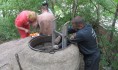 Мужчину подняли и оказали ему помощь.