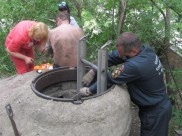 Мужчину подняли и оказали ему помощь.