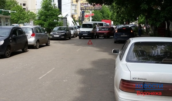 Авария на улице Куколкина перегородила движение.