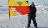 Воронежец установил флаг нашего города на Северном полюсе.