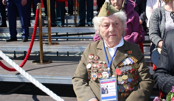 Мария Колтакова во время парада в Воронеже.