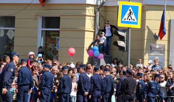 Воронежцы забирались повыше, чтобы увидеть парад.
