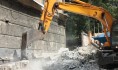 Воронежец ковшом от экскаватора громил бытовку, в которой сидели двое его обидчиков.