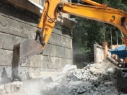 Воронежец ковшом от экскаватора громил бытовку, в которой сидели двое его обидчиков.