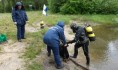 Спасатели очищают дно водоемов.