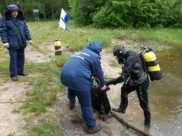Спасатели очищают дно водоемов.