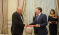 Глава региона подписал с бизнесменом план по развитию территорий в Россошанском районе.