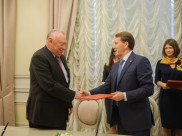 Глава региона подписал с бизнесменом план по развитию территорий в Россошанском районе.