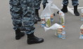Полицейский попался на продаже поддельного алкоголя.