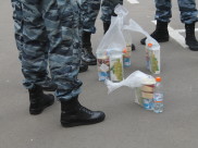 Полицейский попался на продаже поддельного алкоголя.