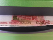 Злоумышленница забрала из банкомата чужие деньги.