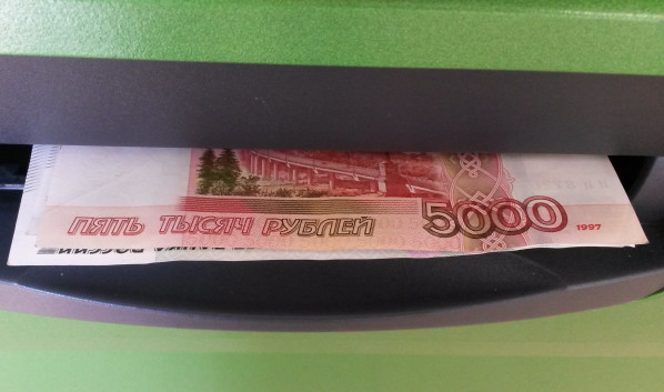 Злоумышленница забрала из банкомата чужие деньги.