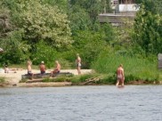 Горожане раньше времени открыли купальный сезон.